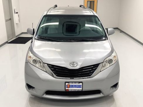 Used 2012 Toyota Sienna LE w/ Towing Pkg FWD image 40