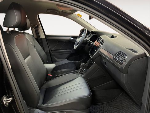 Certified 2024 Volkswagen Tiguan SE FWD image 19