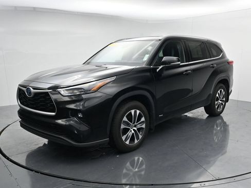 Used 2022 Toyota Highlander XLE AWD/4WD image 4