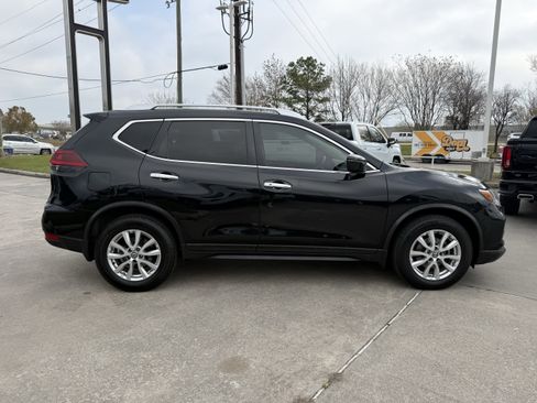 Used 2020 Nissan Rogue SV image 3