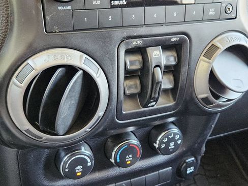 Used 2014 Jeep Wrangler Unlimited Sport w/ Quick Order Package 24S AWD/4WD image 21