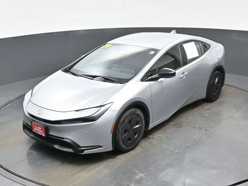 Used 2024 Toyota Prius LE image 32