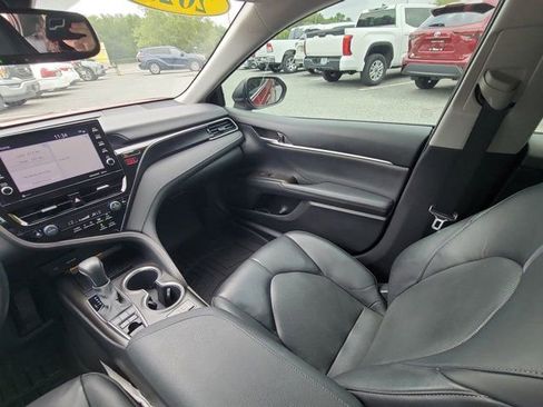 Used 2021 Toyota Camry XLE FWD image 3
