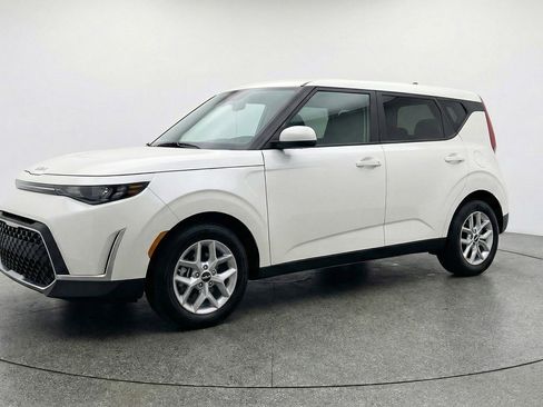 Used 2025 Kia Soul LX w/ LX Technology Package image 3