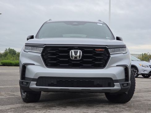Used 2025 Honda Pilot TrailSport image 13