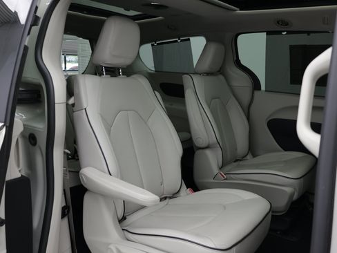 Used 2021 Chrysler Pacifica Limited w/ Uconnect Theater Family Group FWD image 43