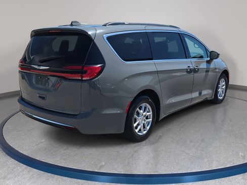 Used 2022 Chrysler Pacifica Touring-L FWD image 5