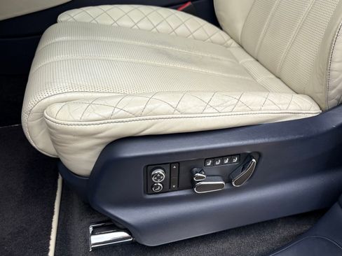 Used 2019 Bentley Bentayga AWD/4WD image 38