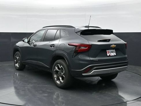 Used 2025 Chevrolet Trax LT w/ LT Convenience Package FWD image 8