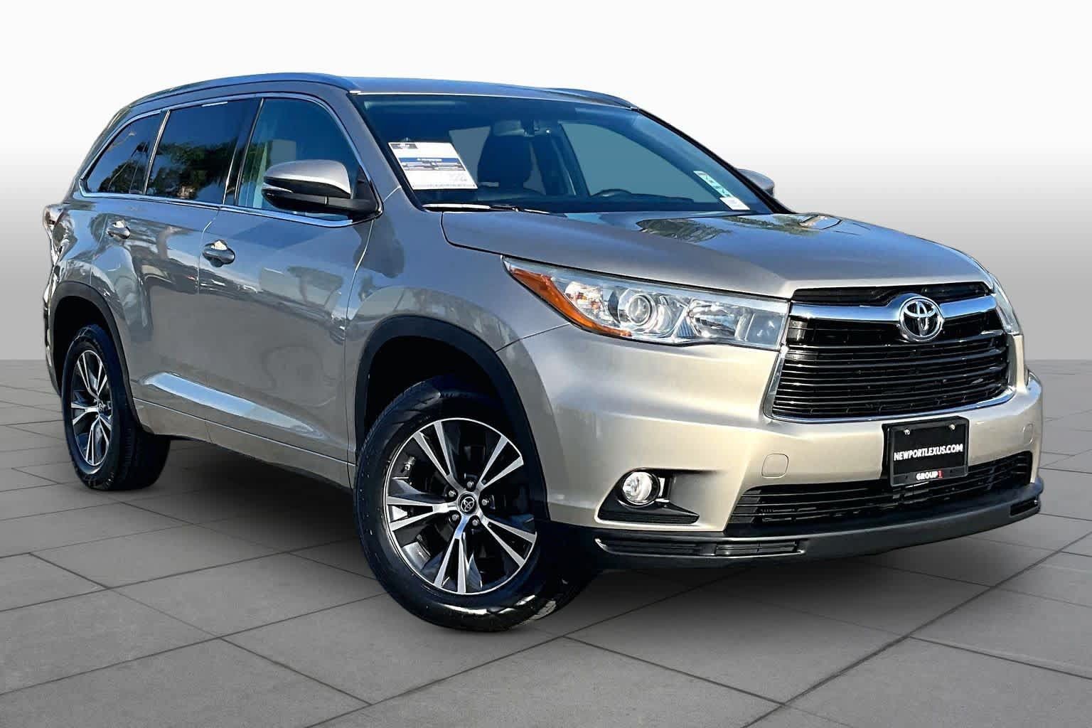 Used 2016 Toyota Highlander XLE FWD image 2