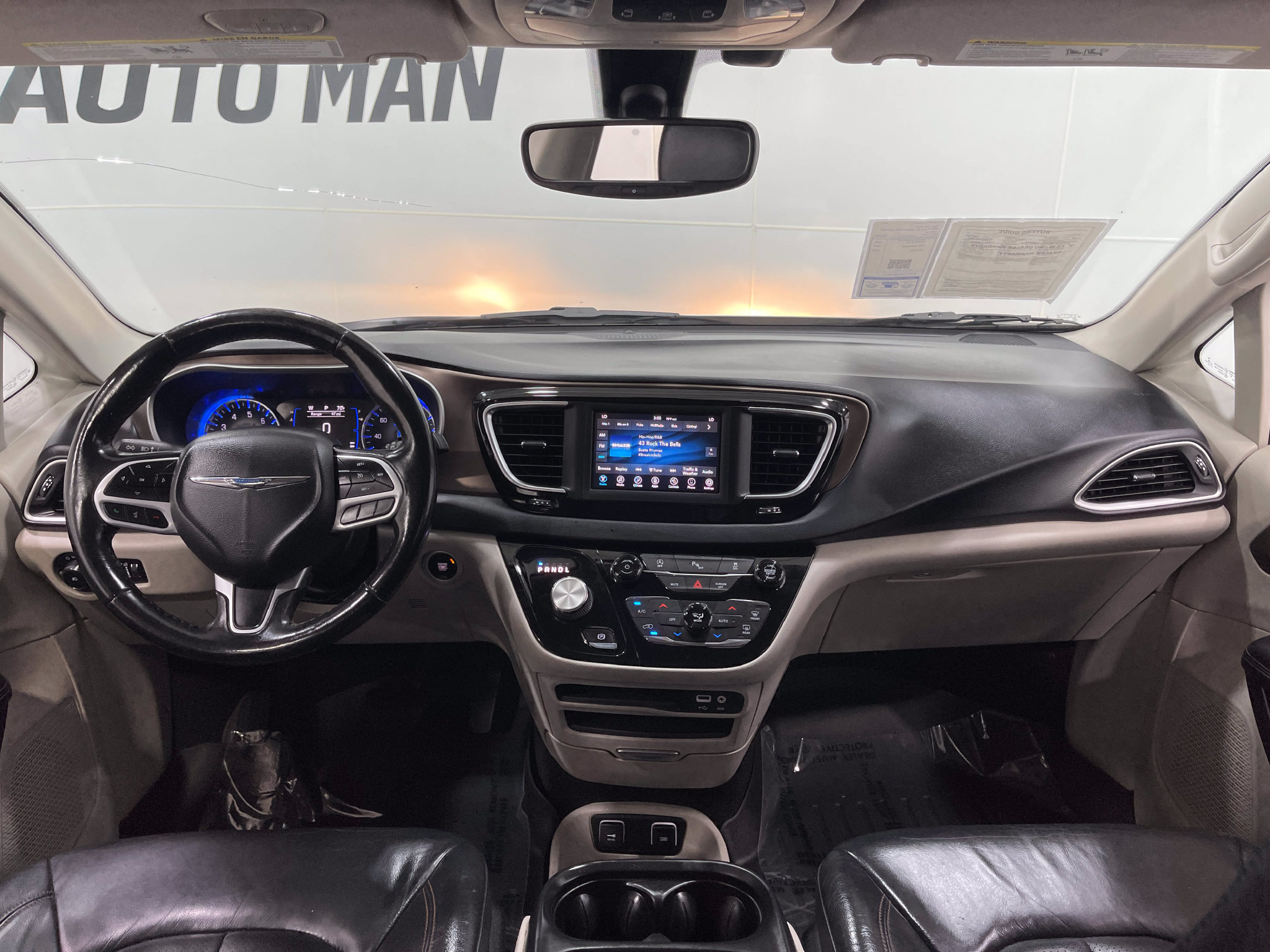 Used 2019 Chrysler Pacifica Touring-L FWD image 17