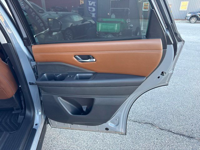 Used 2025 Nissan Pathfinder Platinum w/ Cargo Package AWD/4WD image 40
