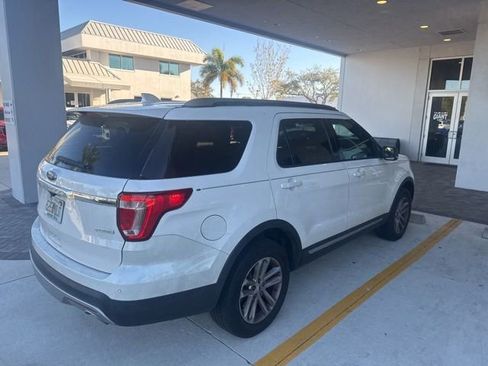 Used 2017 Ford Explorer XLT image 4