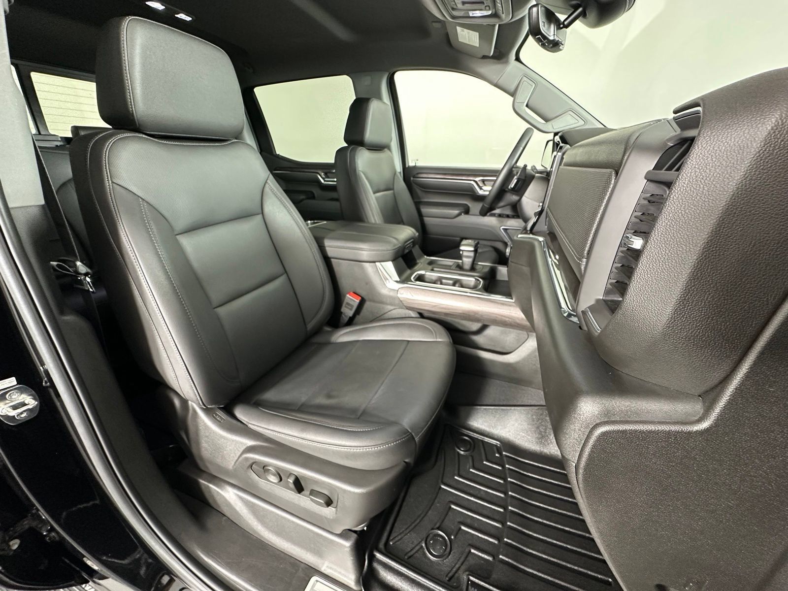 Used 2023 Chevrolet Silverado 1500 LTZ w/ Technology Package AWD/4WD image 6