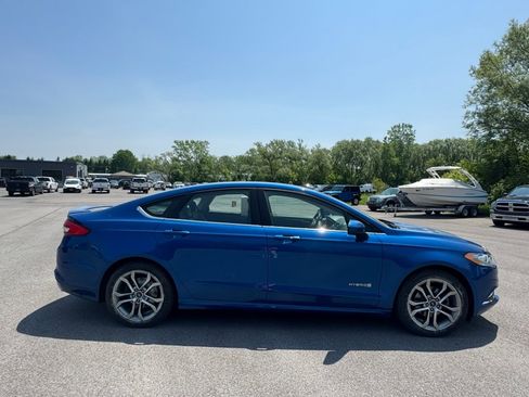 Used 2017 Ford Fusion SE w/ Equipment Group 601A image 4