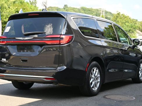 Used 2023 Chrysler Pacifica Touring-L FWD image 5