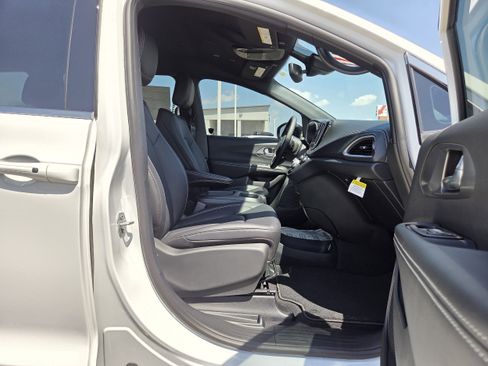 New 2026 Chrysler Pacifica Select image 18