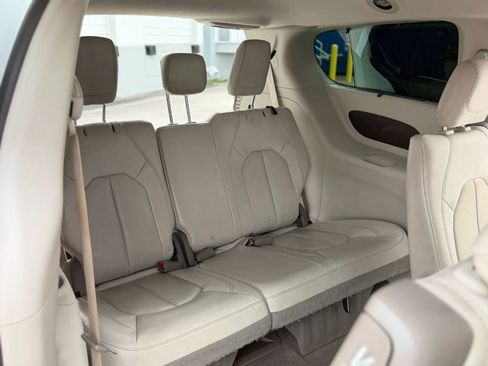Used 2020 Chrysler Pacifica Touring-L FWD image 23