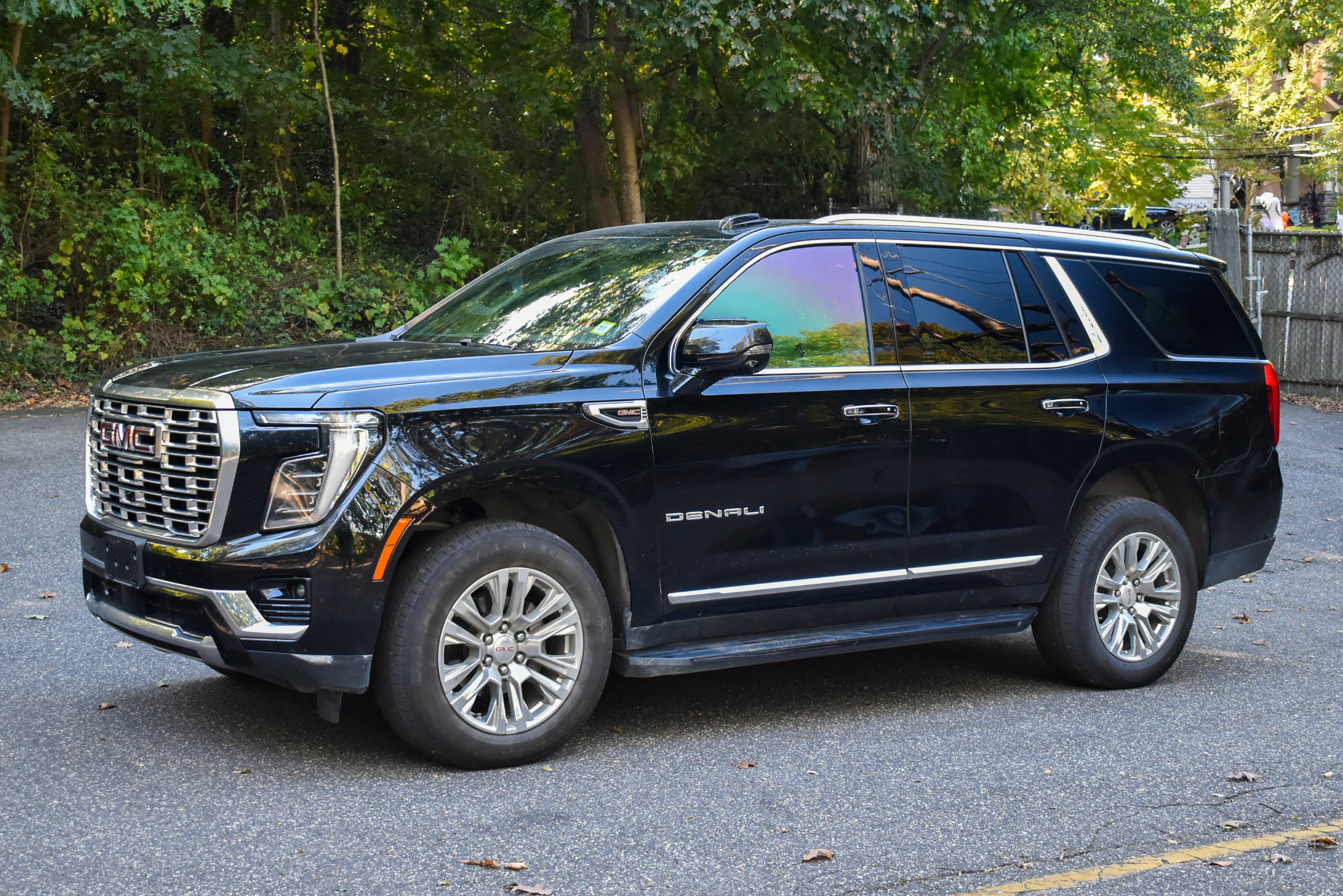 Used 2025 GMC Yukon Denali AWD/4WD image 3