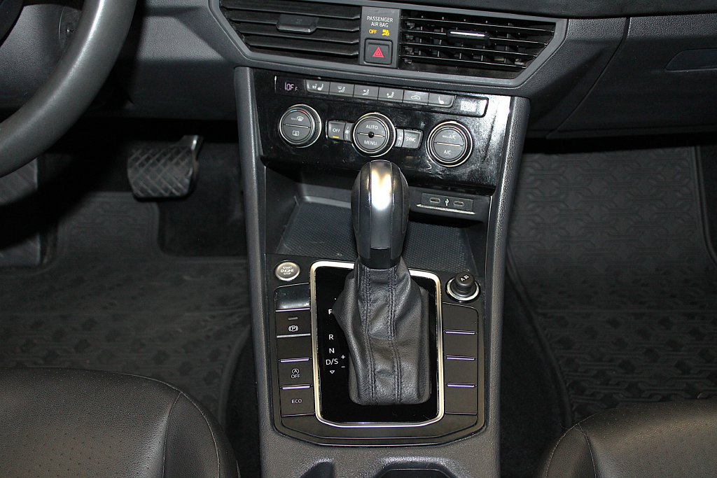 Used 2020 Volkswagen Jetta SE w/ SE Cold Weather Package FWD image 22