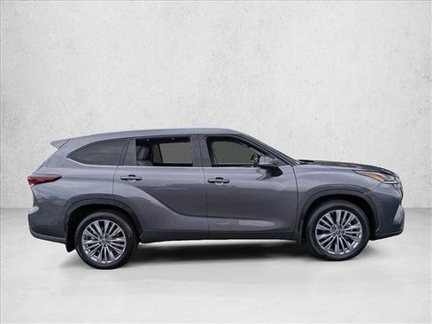 Used 2024 Toyota Highlander Platinum FWD image 4