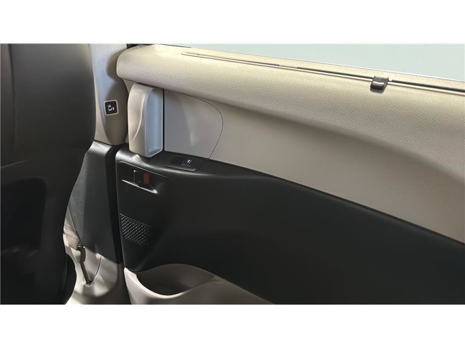 Used 2024 Chrysler Pacifica Touring-L FWD image 25