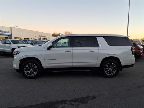 Used 2022 Chevrolet Suburban LT w/ LT Signature Package image 6