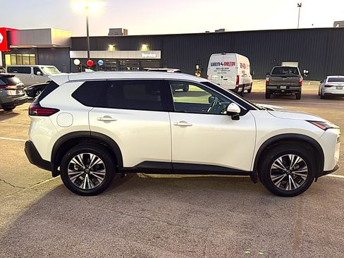 Used 2021 Nissan Rogue SV w/ Premium Package image 4