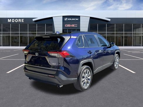 Used 2022 Toyota RAV4 XLE Premium image 4