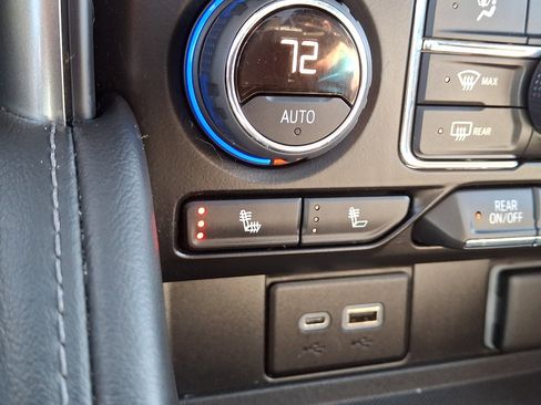 Used 2022 Chevrolet Suburban Z71 w/ Luxury Package image 27