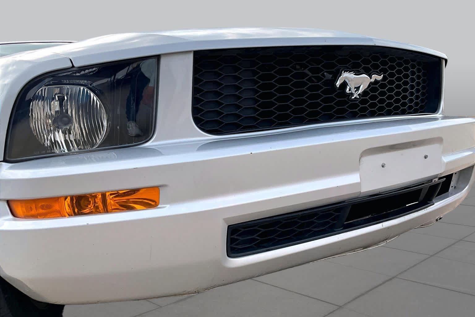 Used 2005 Ford Mustang Convertible RWD image 26
