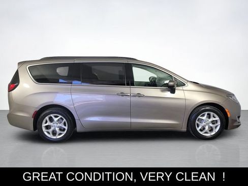 Used 2017 Chrysler Pacifica Touring Plus w/ Tire & Wheel Group FWD image 2
