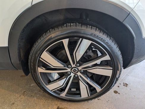 Used 2022 Volvo XC40 P8 Recharge Plus image 11