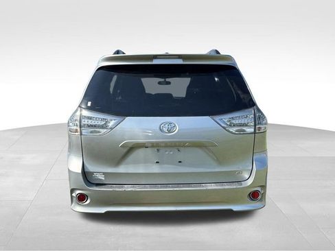Used 2014 Toyota Sienna SE w/ SE Premium Package w/Entune FWD image 4