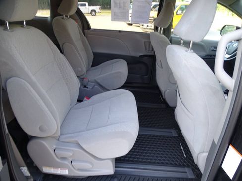 Used 2018 Toyota Sienna LE AWD image 34