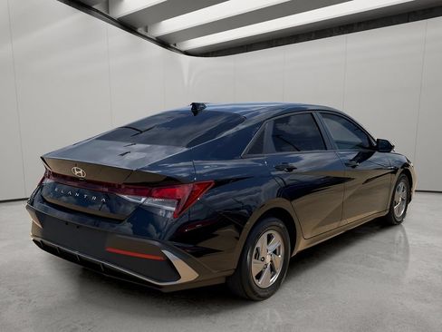 Used 2025 Hyundai Elantra SE FWD image 5