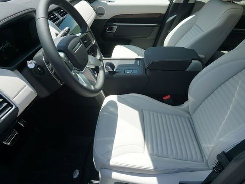 New 2025 Land Rover Discovery Dynamic SE image 19