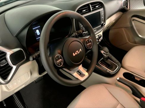Used 2025 Kia Soul LX w/ LX Technology Package FWD image 14
