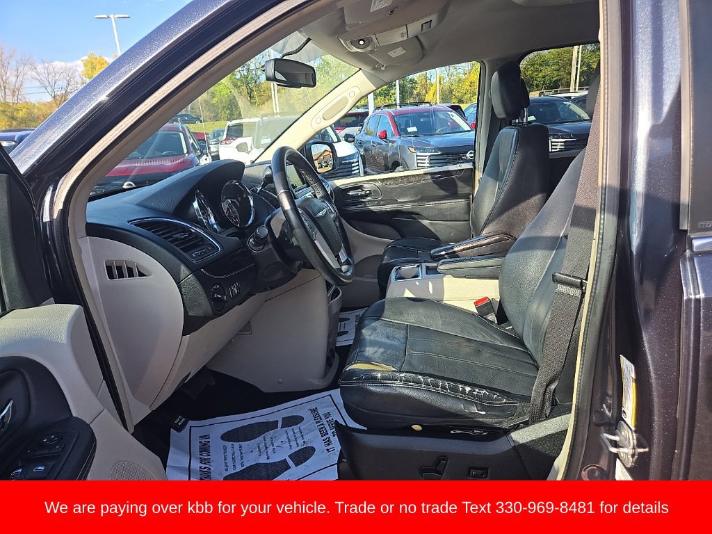 Used 2013 Chrysler Town & Country Touring FWD image 9