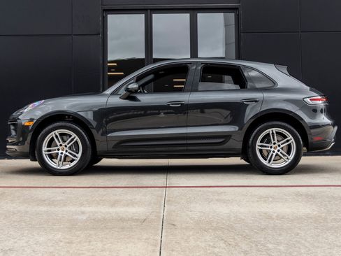 Certified 2024 Porsche Macan AWD/4WD image 2