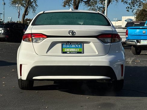Used 2022 Toyota Corolla LE image 4