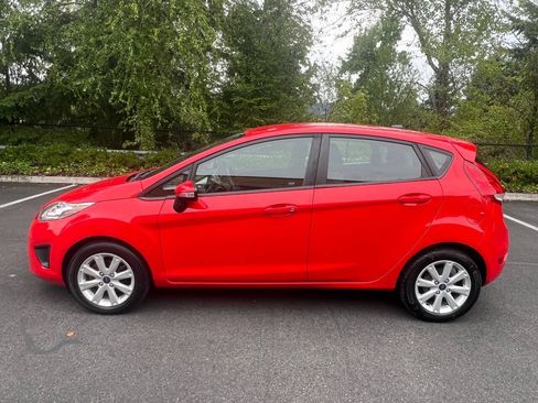 Used 2013 Ford Fiesta SE FWD image 2