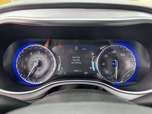 Used 2025 Chrysler Pacifica Limited FWD image 31