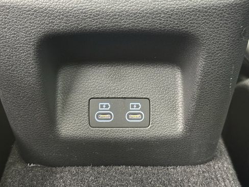 Used 2025 Genesis G70 2.5T image 36