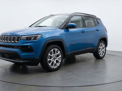 Used 2025 Jeep Compass Limited AWD/4WD image 3