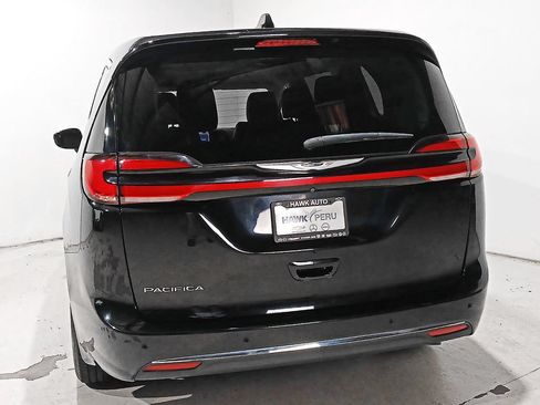 Used 2024 Chrysler Pacifica Touring-L FWD image 5