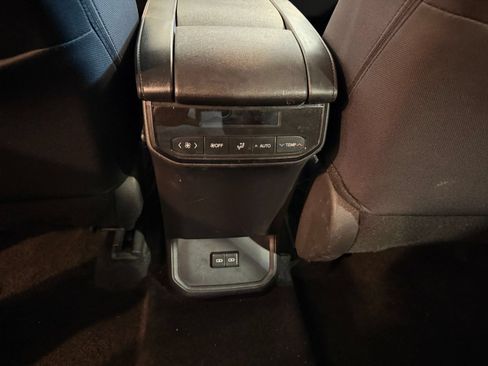 Used 2025 Toyota Highlander LE FWD image 20