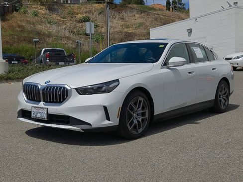 Used 2026 BMW i5 eDrive40 w/ Premium Package RWD image 3