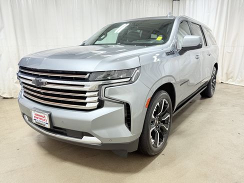Certified 2023 Chevrolet Suburban High Country image 3