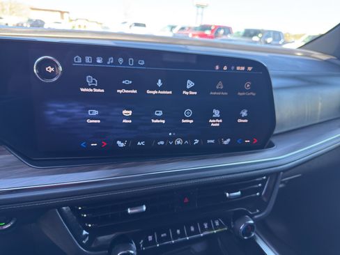 Used 2025 Chevrolet Suburban Z71 image 32